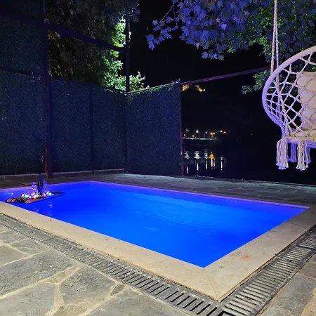 1 Private Bedroom River View&jacuzzi