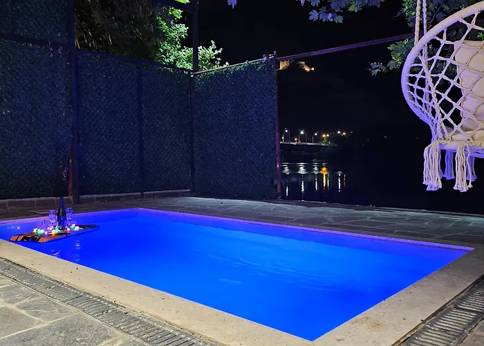 1 Private Bedroom River View&jacuzzi